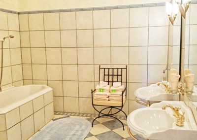 Herrenhaus Borghorst Parksuite Bad